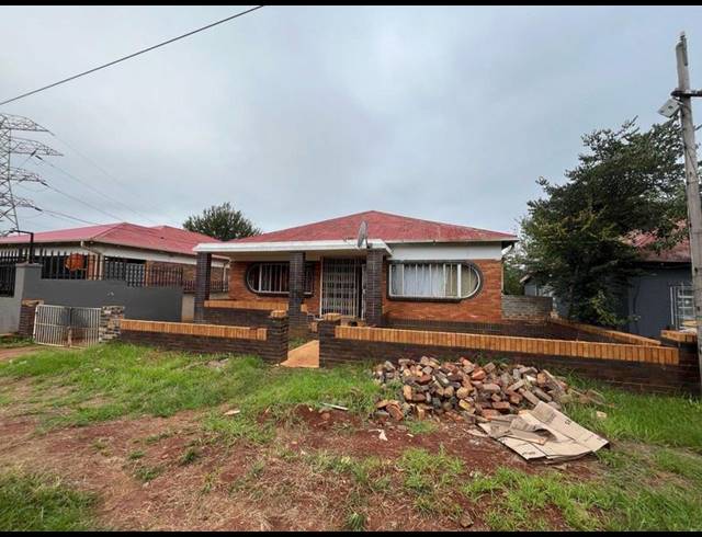 7 BEDROOM HOUSE FOR SALE IN BEZUIDENHOUT VALLEY